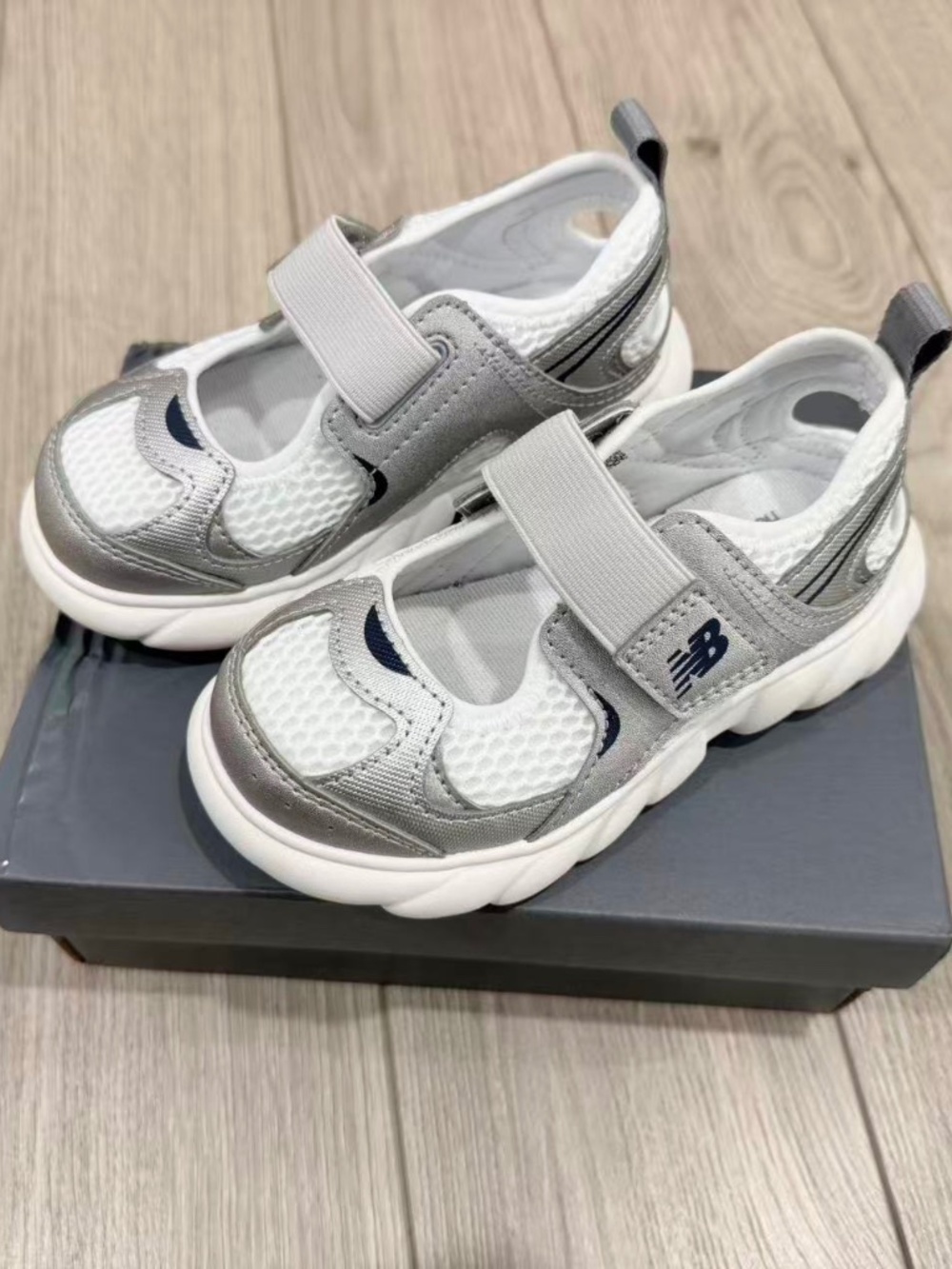 New Balance Kids Sneakers Silver White ( US 8 - NEW)